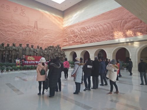 游客正在延安革命纪念馆展厅内驻足流连