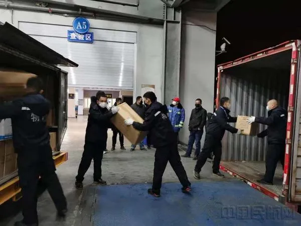 武汉机场装卸员日运物资上万件 每人弯腰上千次