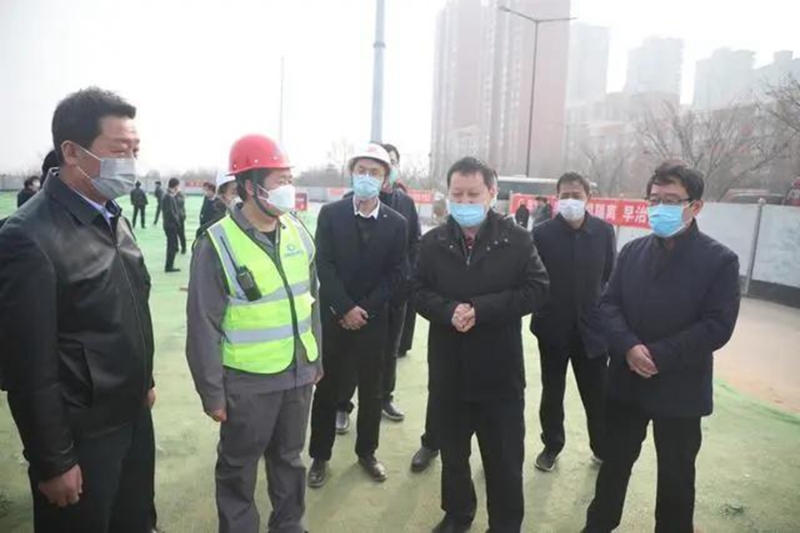 渭南高新区党工委书记朱忠效查看项目开工情况。