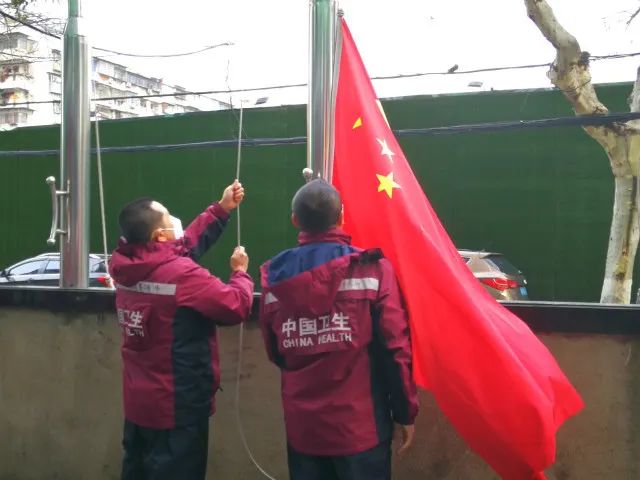 在武汉 陕西医疗队举行了一场特殊的升旗仪式