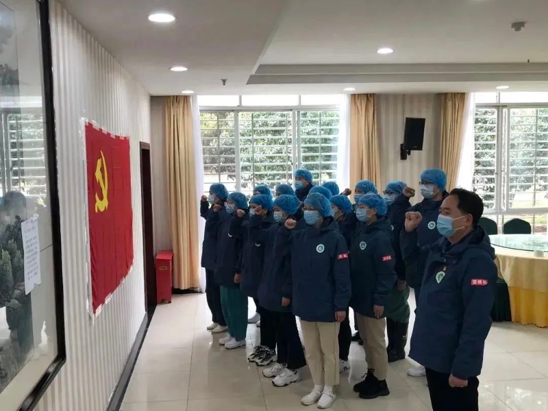 武汉江夏方舱医院宣誓仪式现场，在鲜艳的党旗下，15名预备党员庄严宣誓