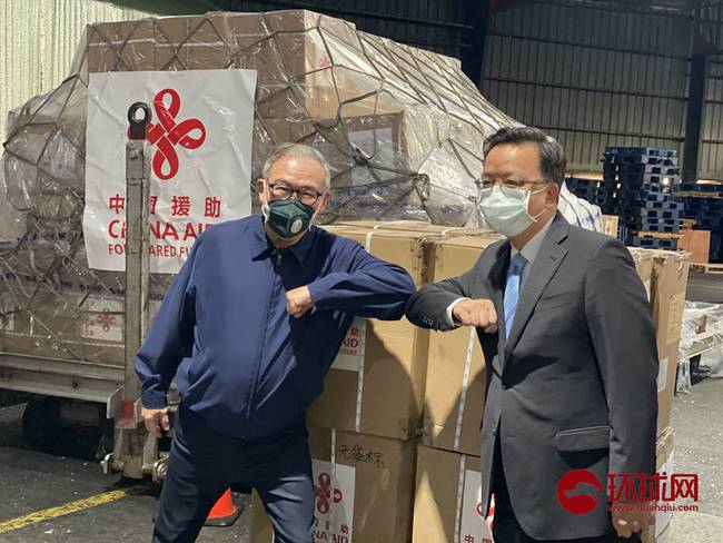 中国援助菲律宾医疗物资抵达马尼拉 试剂口罩全套