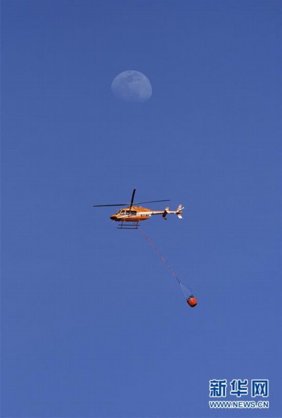 （社会）（4）陕西神木：消防直升机投入山林灭火