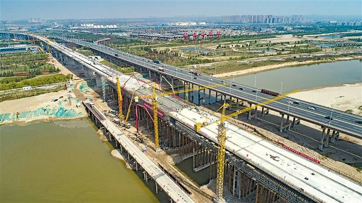 高铁城铁并行 一桥飞架渭河