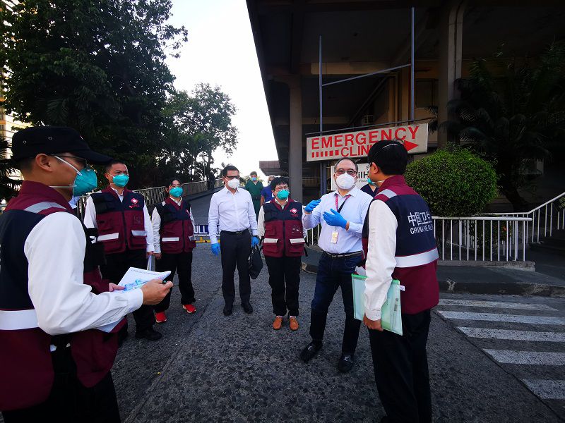 中国抗疫医疗专家组走访菲华社会最大医院并现场交流指导