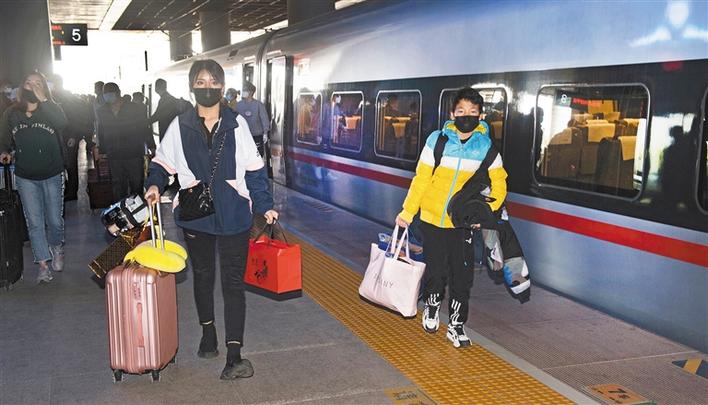 时隔76天，武汉—西安首趟高铁、航班抵达