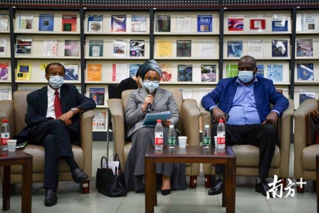  非洲国家驻穗领团团长、非洲访表防疫马里驻穗总领事艾丽玛·加库（中）发言