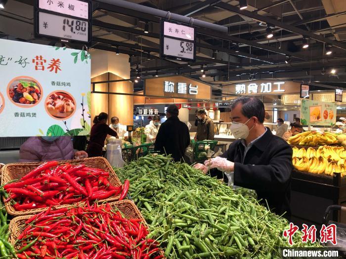 资料图：武汉市民在超市买菜 郭晓莹 摄
