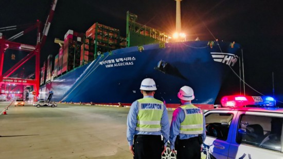 世界“船王”来了！全球最大集装箱班轮靠泊上海洋山港