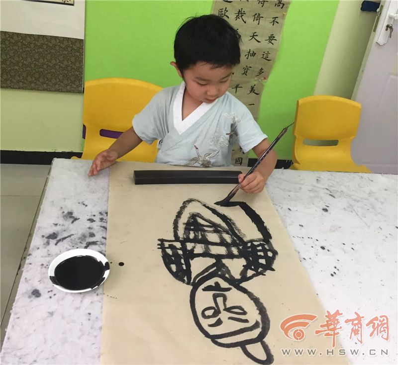 五岁男孩身在海外“迷恋”兵马俑 一年多画千幅兵马俑画作