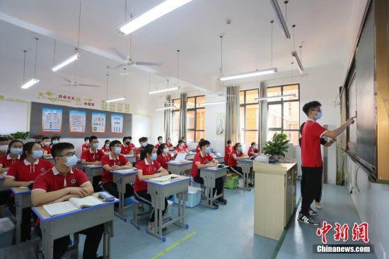 资料图：湖北省宜昌市初三年级5月18日统一复学复课，图为学生在课堂上。确定 王康荣 摄