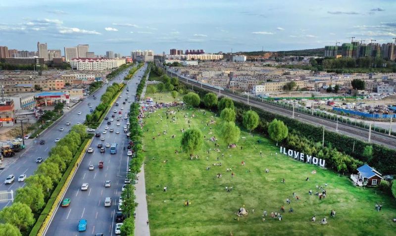 2020年5月24日，市民在榆林市城市绿化带休闲（无人机照片）。新华社记者 陶明 摄