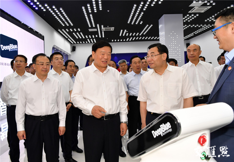 19日，陕西省党政代表团考察深兰人工智能芯片研究院（江苏）有限公司。
