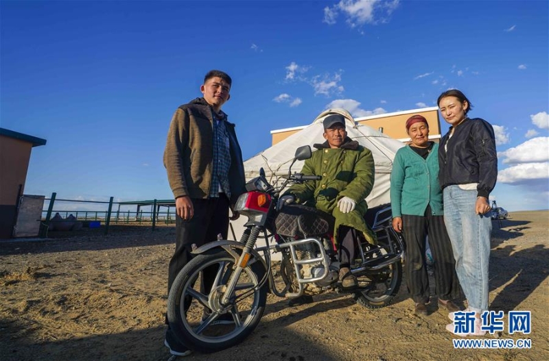 （社会）（4）新疆：戈壁滩上发“驼财”