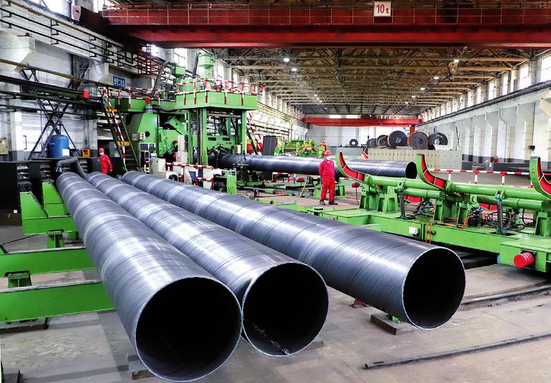 宝鸡石油钢管有限责任公司钢管焊接生产线本报记者孙海摄
