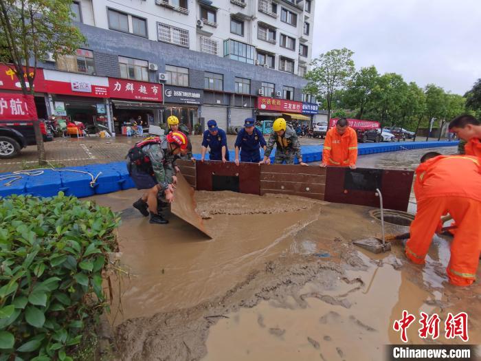 安徽歙县：消防员清淤排水 为考生清理进场通道