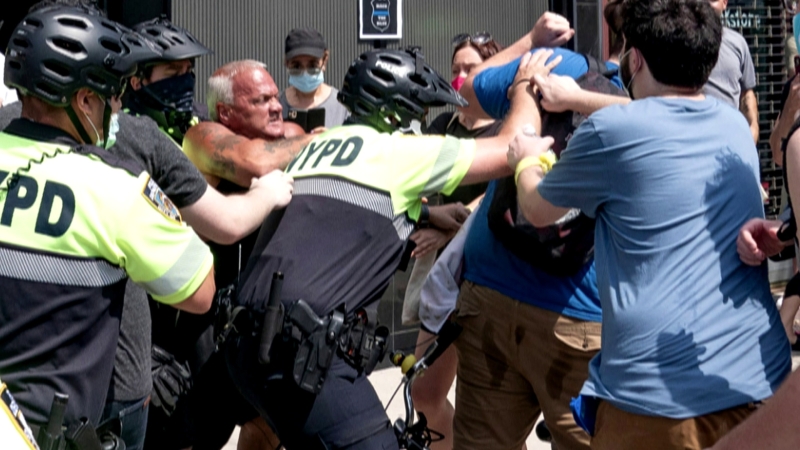 “黑人的命也是命！”美国抗议者与警察支持者发生冲突