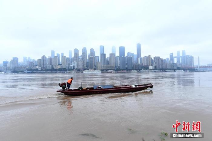 7月17日，长江重庆段水位持续上涨，部分临江商铺被水淹没，也有不少商家正在有序转移。陈超 摄