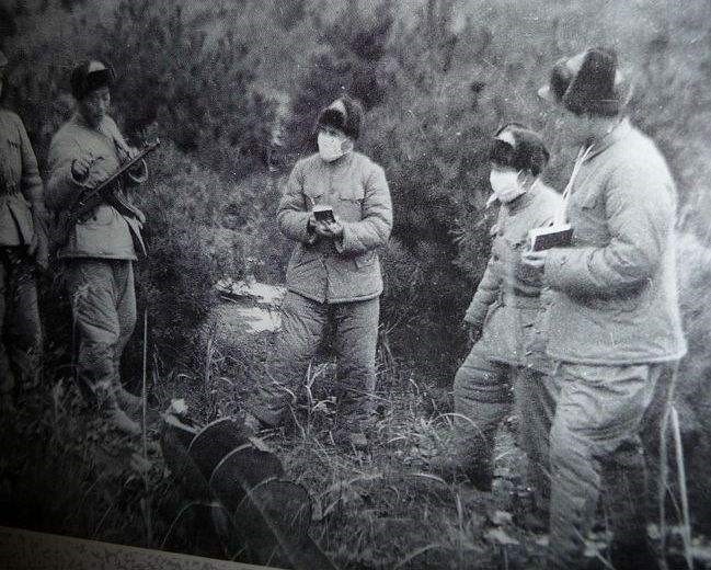 志愿军防疫人员检查美国投掷的生物武器炸弹
