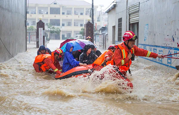 新时代应急人好样子丨江西抗洪一线 他们为群众托起洪水上的“救援之舟”