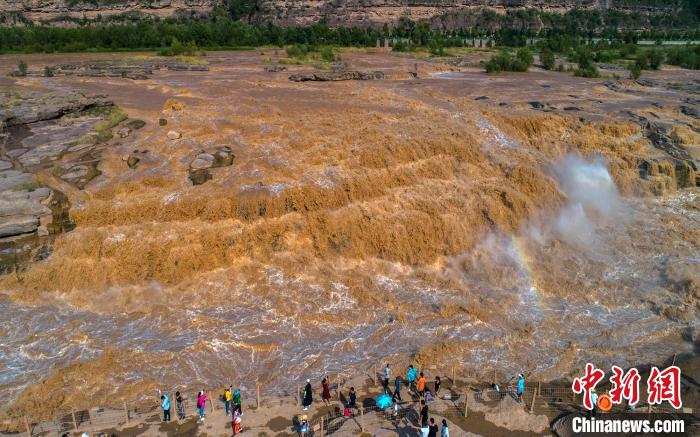 游客在黄河壶口岸边近距离欣赏瀑布的瀑布壮观景象。　兰华 摄