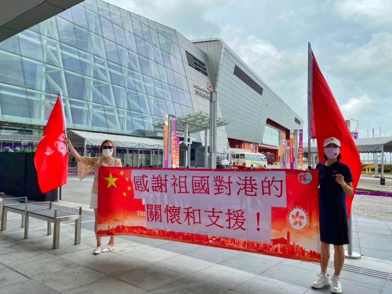 国家队来了！香港市民在街头热烈欢迎核酸检测“先遣队”抵港