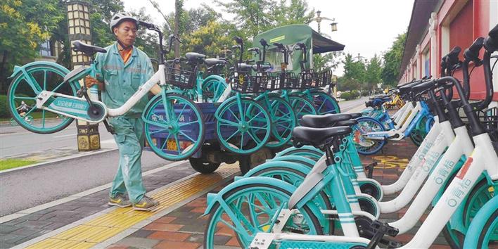 规范共享单车摆放 助力文明城市创建