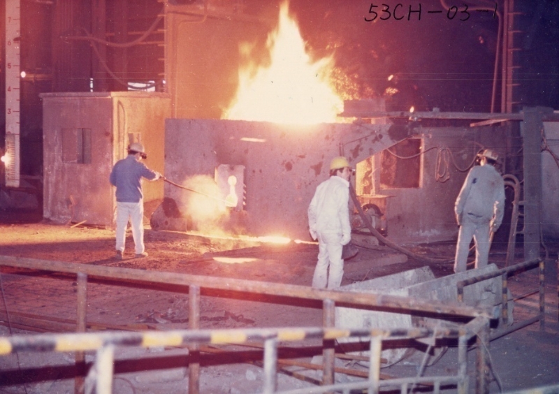 图为80年代初，原马钢第三炼钢厂1号转炉炉前操作台。当时的三钢厂有3座50吨炼钢转炉，年产100万吨钢左右。图片来源：马钢集团档案馆，王军培摄.png?x-oss-process=style/w10