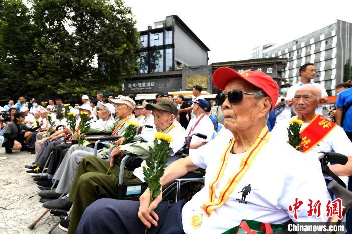 参加纪念活动的川抗抗战老兵。　安源 摄
