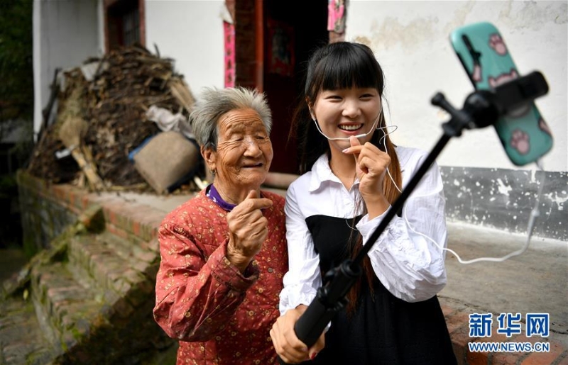（图片故事）（3）秦岭山区女主播 抱着鸡儿做直播 