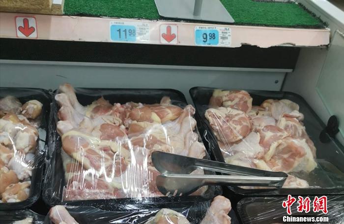 图为超市里的鸡肉区。