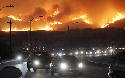  洛杉矶市长反驳特朗普对山火看法：“这是气候变化” 不仅仅是森林管理问题