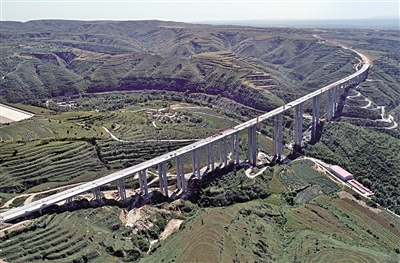 9月18日，高速黄（龙）蒲（城）高速公路石堡川河特大桥贯通 新华社发