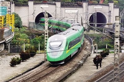 10月11日，首开“绿巨人”动车组列车经过秦岭特长隧道 新华社发