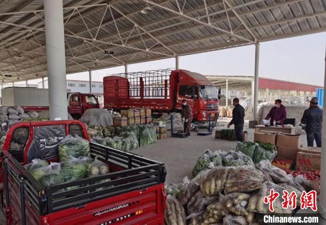 喀什地区泽普县蔬菜批发市场内物资供应充足。　钟欣 摄
