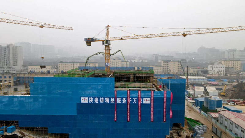 鏖战74天陕建西安火车站项目商业DK3西段主体结构圆满封顶