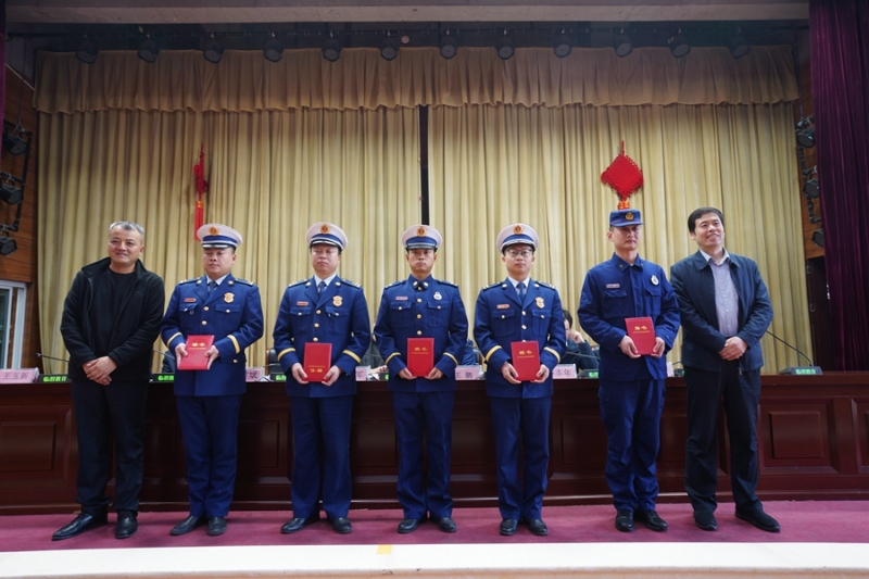 临渭消防大队首批校园“消防副校长”受聘上岗（图）
