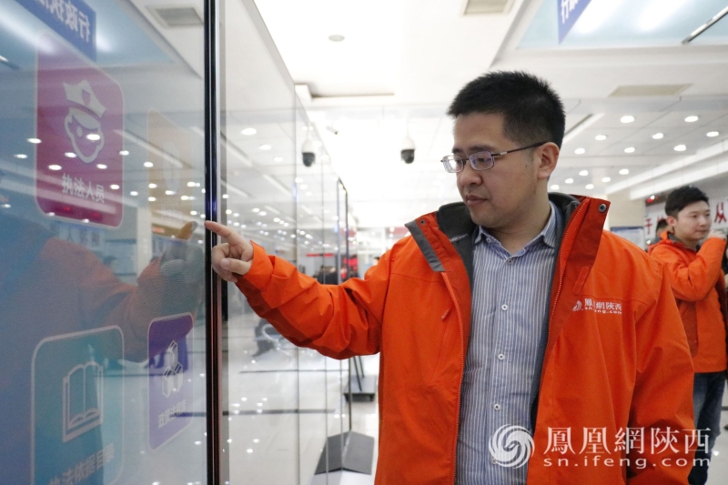 上海金融与法律研究院院长傅蔚冈研究员查看榆林市税务局电子税务系统