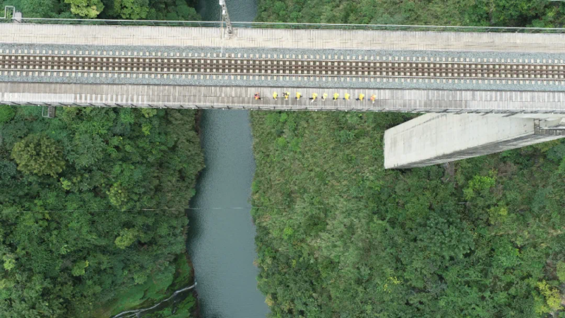 在创世界之最的铁路桥上飞檐走壁！网友：当时我害怕极了