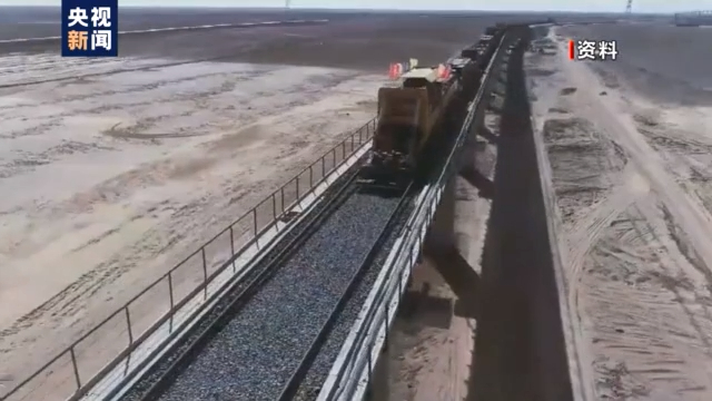 新疆两条铁路即将全线通车 对推进西部大开发具有重要的意义
