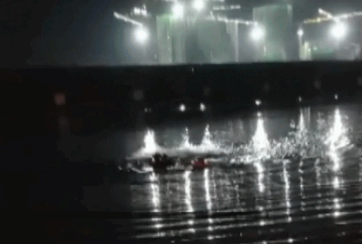 令人感动的寒夜！民警跳入冰冷湖中急救落水男子