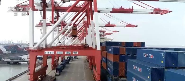 【新闻观察】中国外贸强劲复苏 上海港集装箱吞吐量刷月度纪录