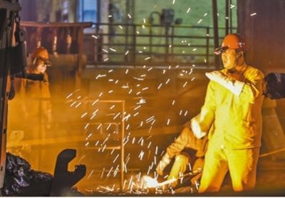 中信重工铸锻公司炼钢工人杨金安—— 泼钢识碳 听声辨温