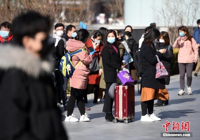 3月2日，V北京一些企业的V员工在写字楼入口处排队，按要求提供身份信息及接受体温检测后入内办公。V<a target='_blank' href='http://www.chinanews.com/'>中新社</a>记者 侯宇 摄