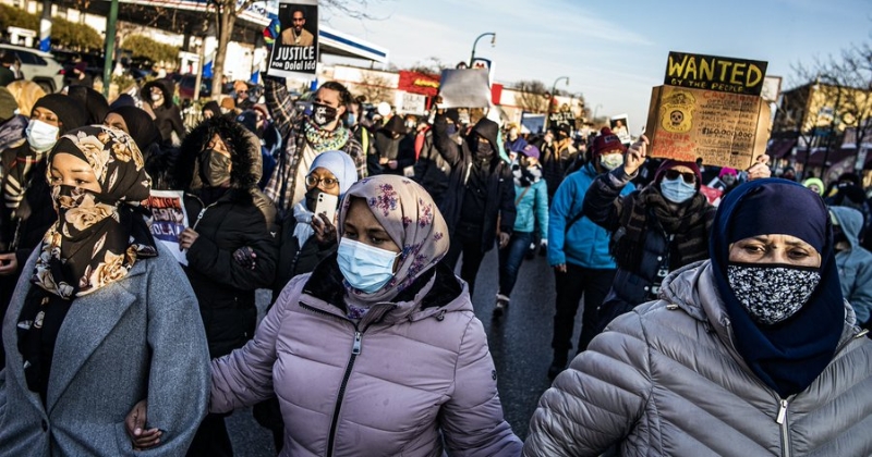 抗议警方暴力执法 美国明尼阿波利斯市民众新年举行示威游行