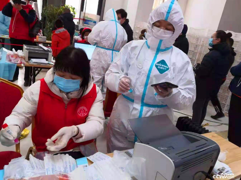 河北医科大学大二学生王雨涵和母亲一起报名成为裕华区建投十号院的社区志愿者。