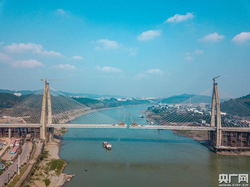 全国首创的“鱼跃长江”索塔造型大桥今在四川宜宾合龙