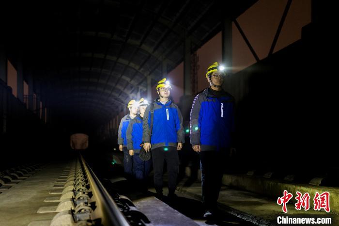 探秘高铁“守隧人”地下70米作业：在暗夜穿行 为信号护航