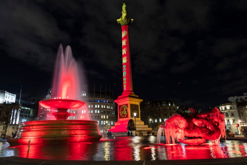 伦敦特拉法加广场亮起“中国红”