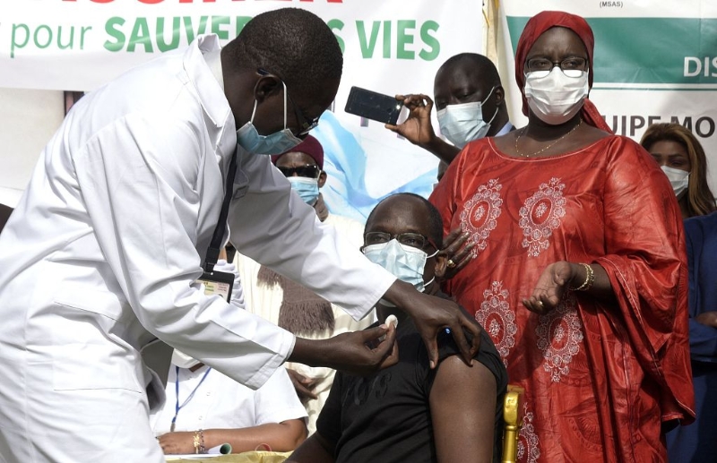 塞内加尔启动接种中国新冠疫苗 政府官员和卫生工作者率先接种